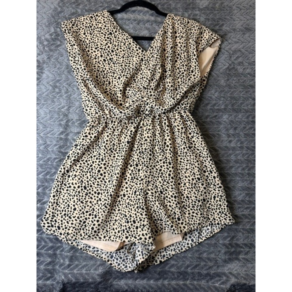 She + Sky Leopard Print Romper Tan Black V-Neck Keyhole Back Womens M 0109